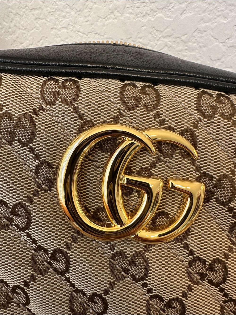 Gucci Beige GG Supreme Canvas Camera Bag with Black Trim - Picture 4 of 16